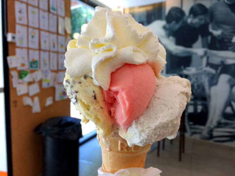 セビリアのアイスクリーム屋「freskura」のアイス生クリームトッピング