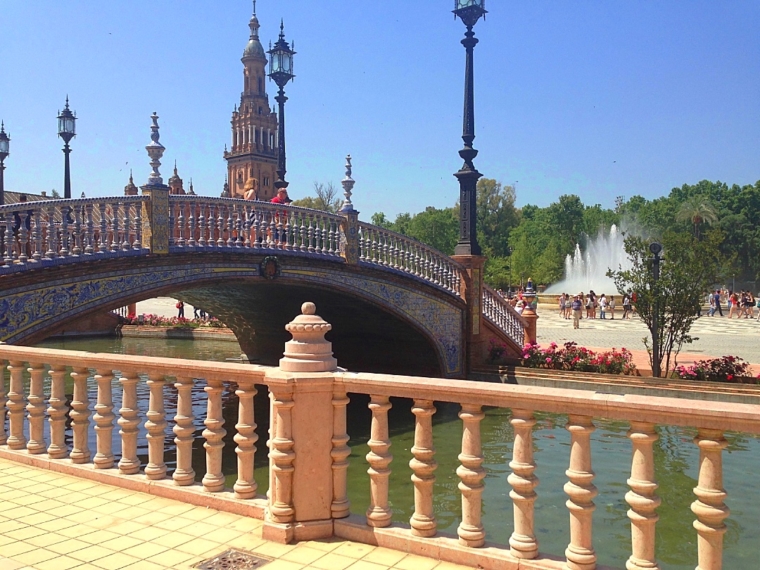 セビリアのスペイン広場と橋