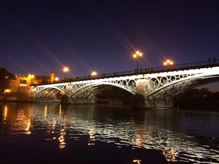 セビリアのイサベルII世橋の夕暮れから夜