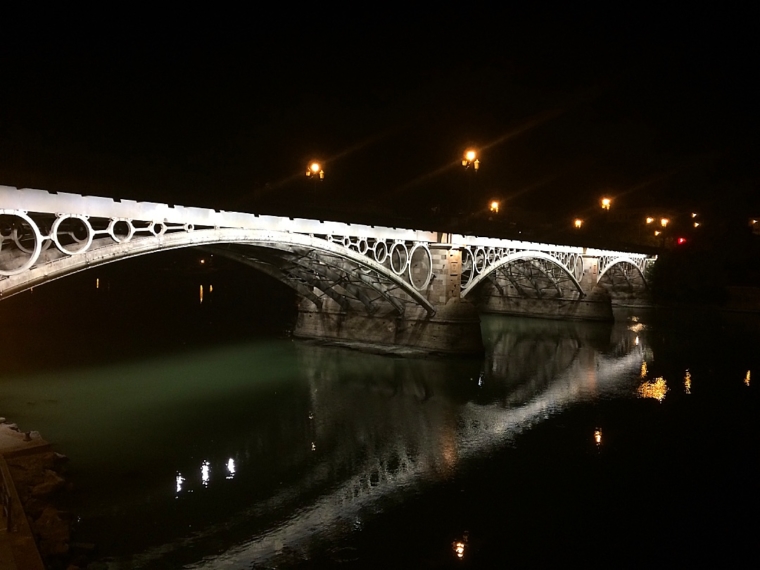 セビリアのイサベルII世橋のライトアップ