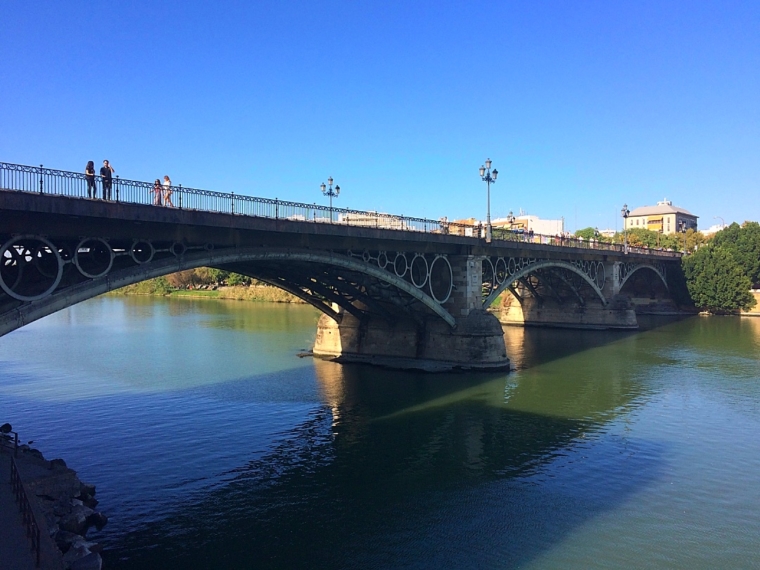 セビリアのグアダルキビル川にかかるトリアナ橋
