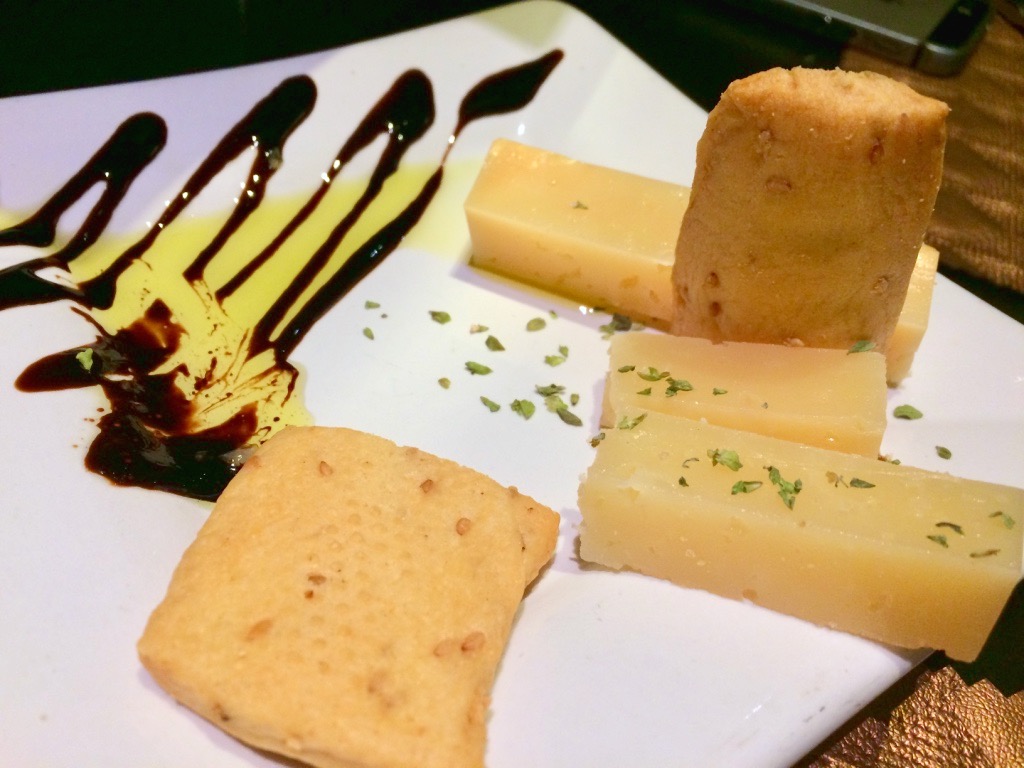グラナダのレストランTintaFinaRestauranteのチーズ