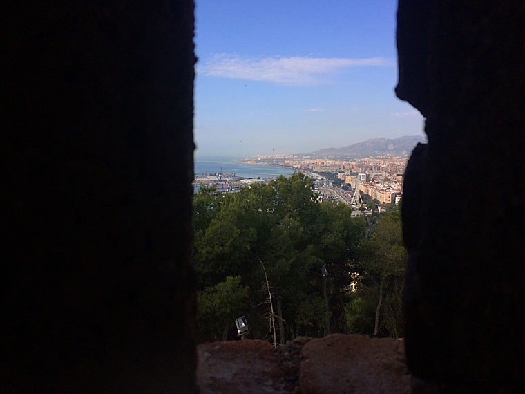 マラガのヒブラルファロ城の城壁からの眺め