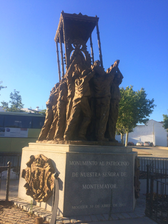モゲルのロシオの巡礼の像