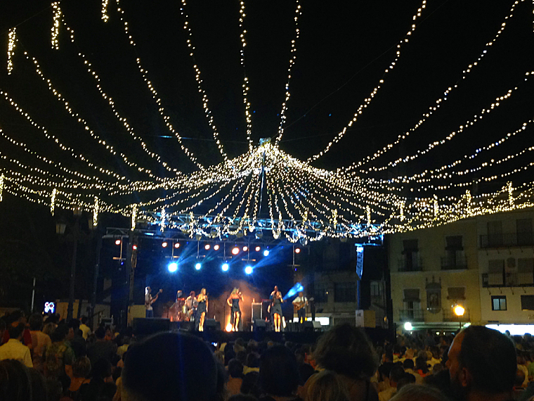 トリアナの夏祭りベラ・デ・サンタ・アナのライブ