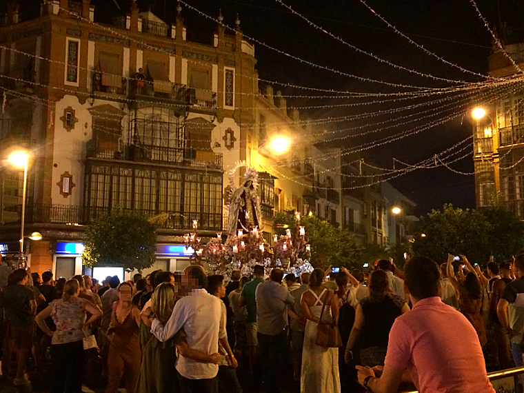 トリアナの夏祭りベラ・デ・サンタ・アナの行進