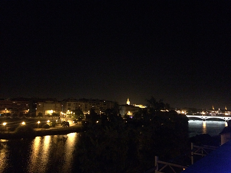 セビリアのホテル「リベラトリアナ」の屋上テラスからの夜景