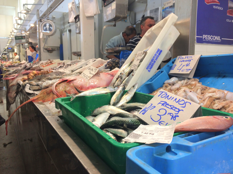 スペインのカディスの市場の魚介類