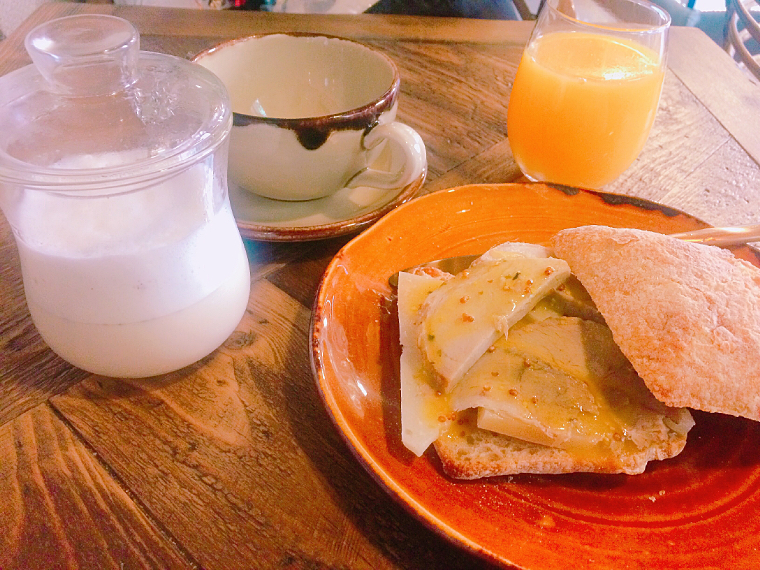 セビリアのWiFiカフェ「Paradas 7」の朝食