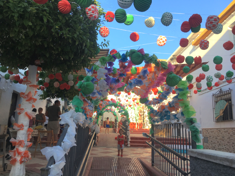 モロンのローカルなお祭り「ベルベナ・デ・パンタノ」の小道の装飾