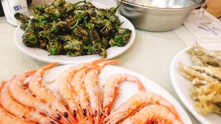 マラガのシーフードレストラン『Casa Vicente』で海老の鉄板焼きと魚のフライ