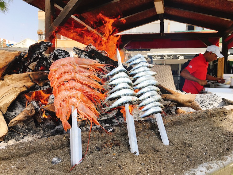 リンコン・デ・ラ・ビクトリアのイワシと海老の串焼き