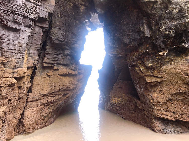 ガリシアのカテドラルビーチの岩とトンネル