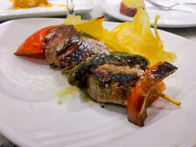 サンセバスチャンの牛肉の串焼きのピンチョス