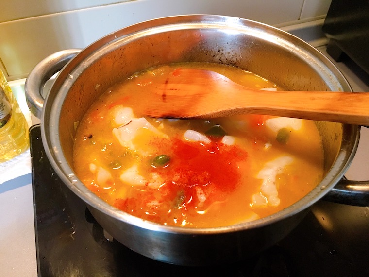 スペイン家庭料理「イカとじゃがいもの煮込み」のレシピ・作り方