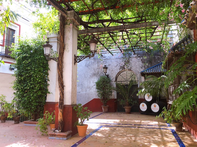 イダルゴ「ラ・ヒターナ」のボデガの見学ツアーの中庭